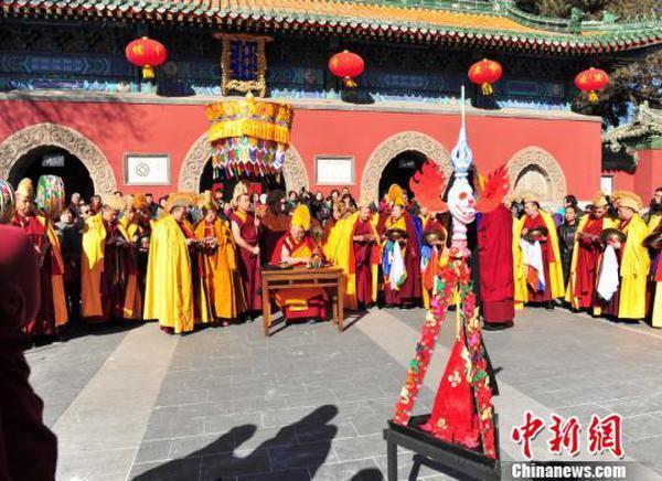 承德普宁寺"驱魔"祈福活动现场.敖敏达来摄