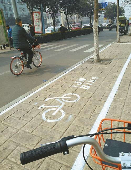 摄鲁网2月15日讯 近几天,济南一些马路边开始施划新的共享单车停放点