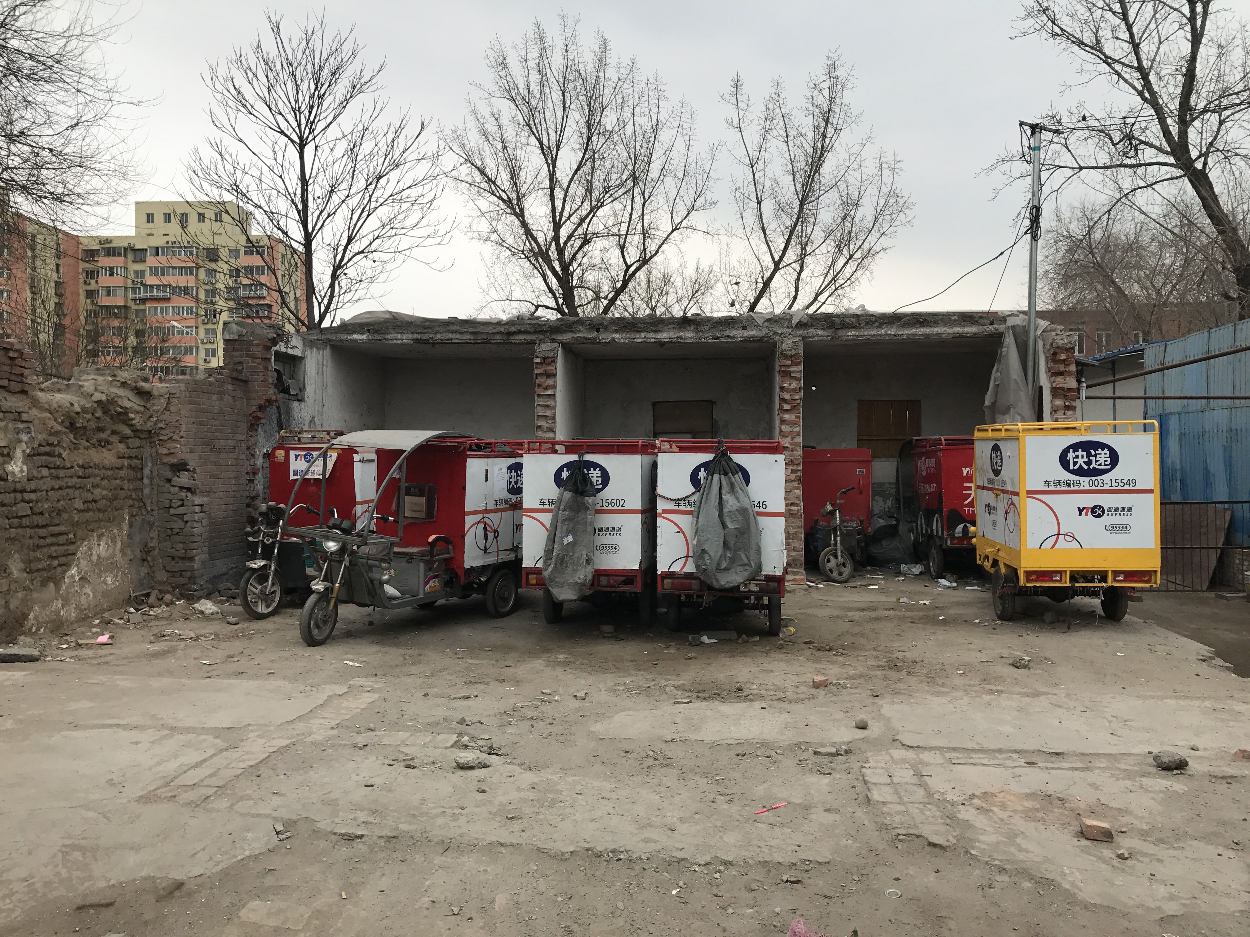 总部纷纷上市,网点接连告急 快递企业怎么了?