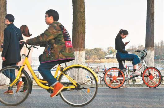 便捷时尚解决短途出行难题 武汉全城热骑共享单车