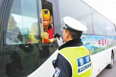 财经 正文 河南交警查车时发现一辆车由"孙悟空"驾驶,车上乘客则是