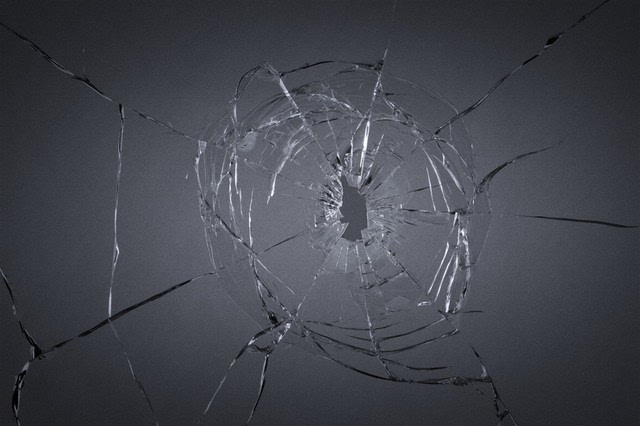 钢化玻璃自爆的原因主要有两点,一是由玻璃中可见缺陷引起的自爆