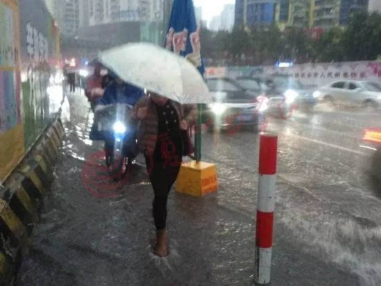 千万别像下面这样 雨天 溅 人