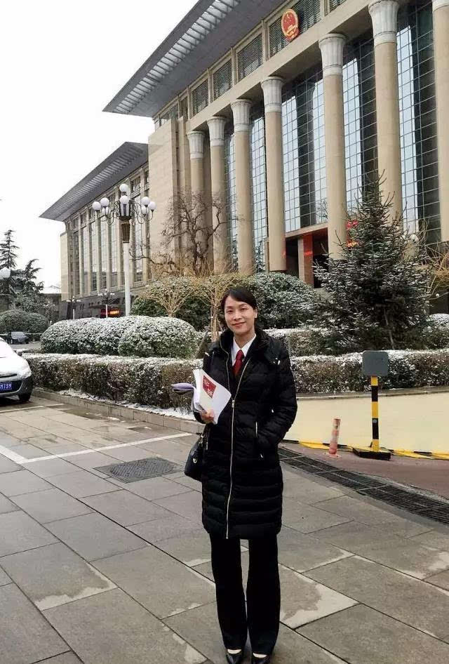 [人物]最高人民法院院长周强为广州基层法官梁