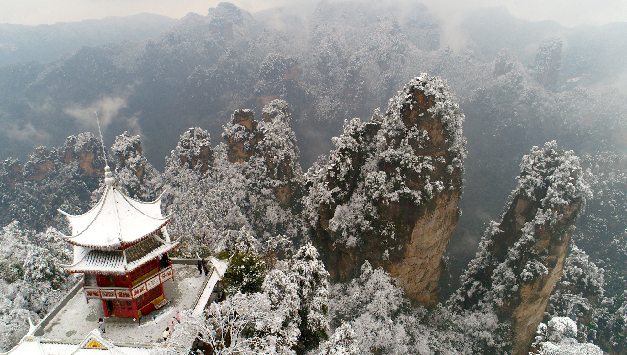 这是2月23日航拍的湖南省张家界市武陵源黄石寨风景区的雪景.