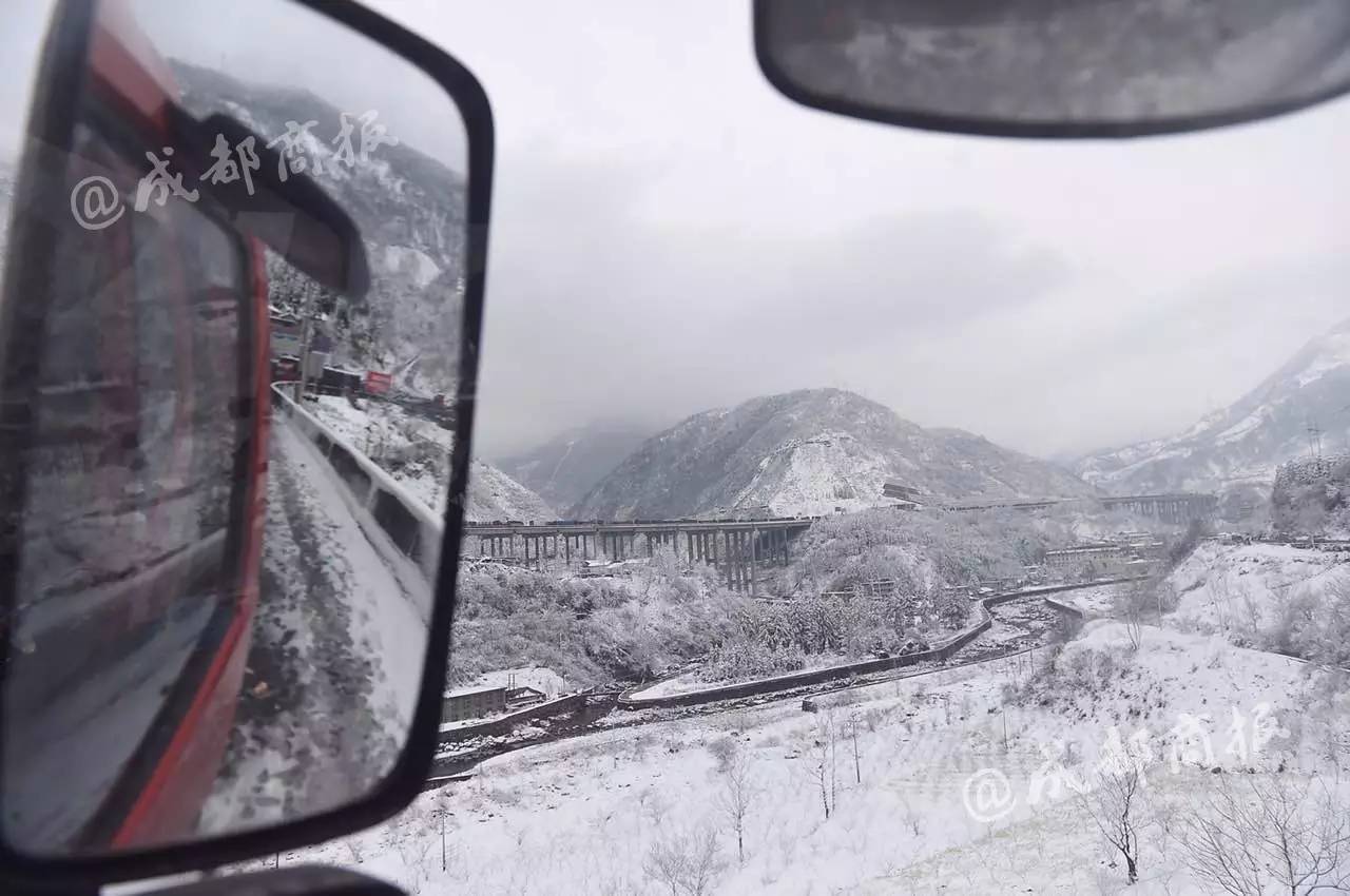 雅西高速下雪美爆了!但交警蜀黍却哭了