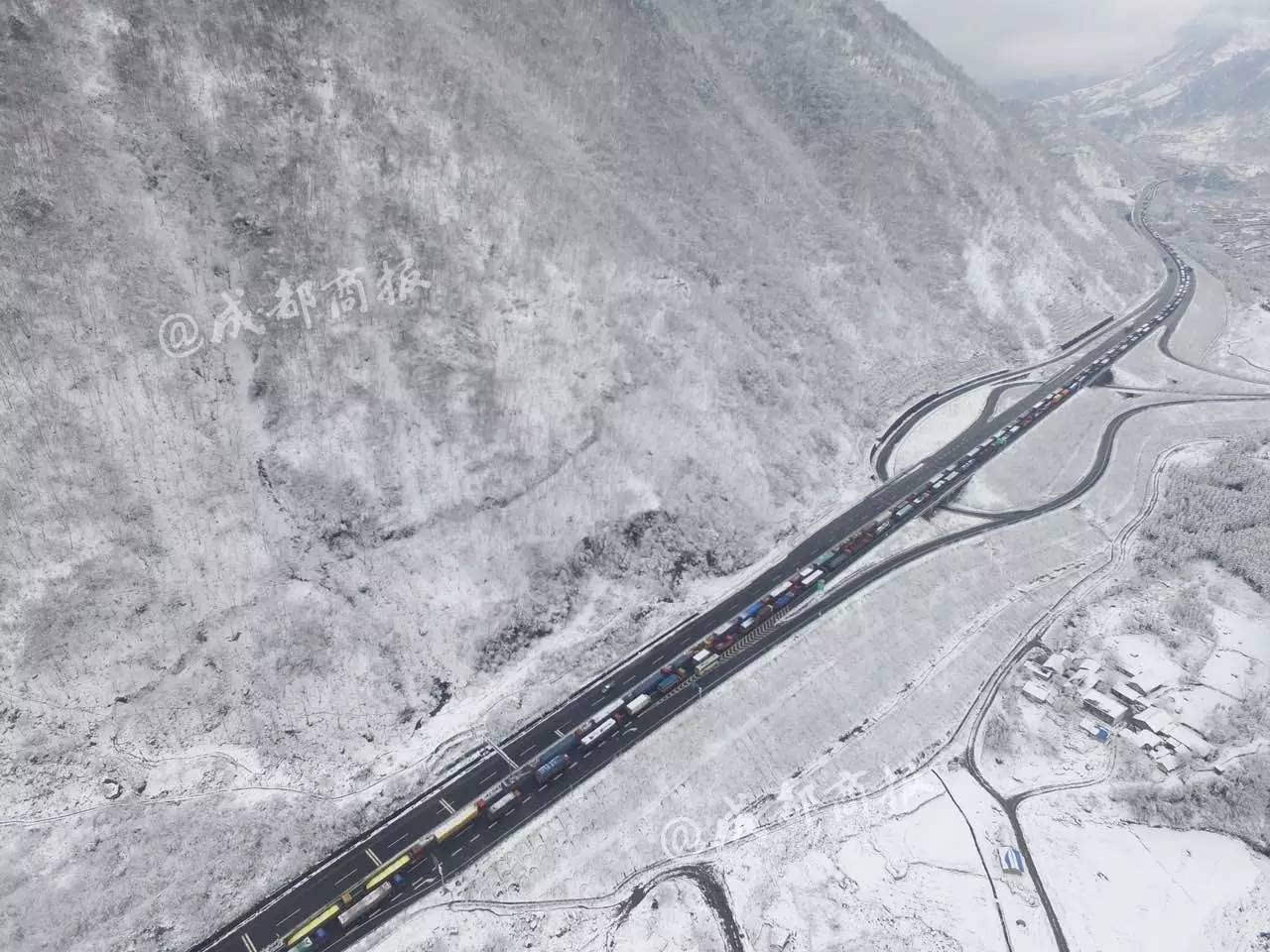 被誉为"云端天路"的雅西高速从22号开始突降大雪,从空中航拍高架桥