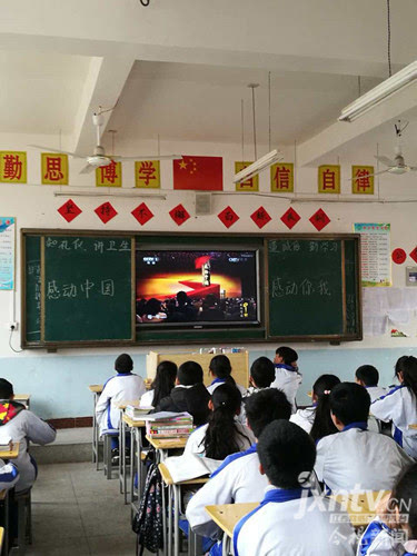 南康六中组织学生观看2016年度《感动中国》