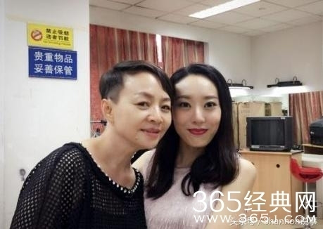 《欢乐喜剧人》最抢眼的女配角 容貌胜过张小斐 背景堪比郭麒麟