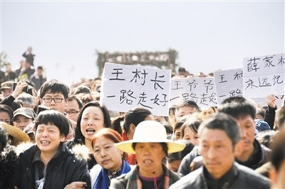 在湖南省石门县南北镇薛家村,王新法亲属,村民及各界群众送别王新法