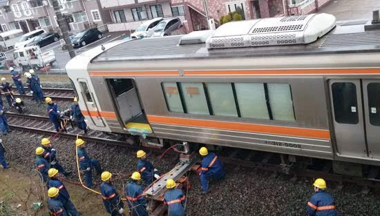 日本爱知县一火车与汽车相撞 致1人死亡(组图