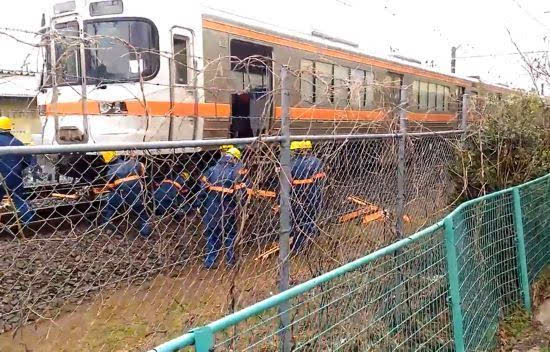 日本爱知县一火车与汽车相撞 致1人死亡(组图