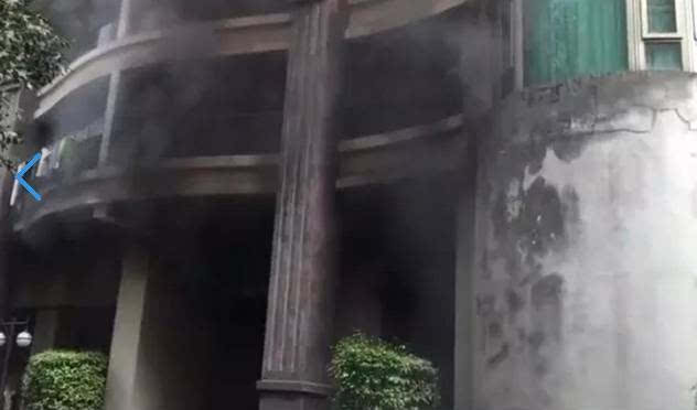 史上最惨!10余辆共享单车惨遭集体焚烧 仅剩变