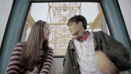 右:acne studio 大衣,tess 项链 左:stella mccartney 衬衫 右:acne