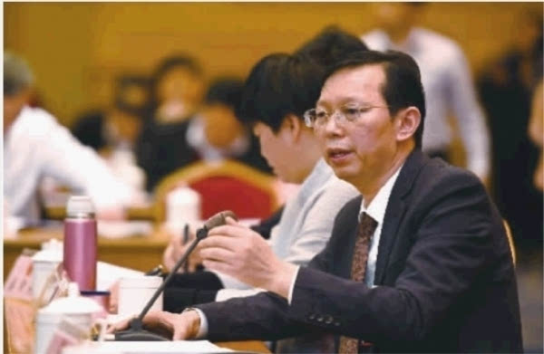 全国人大代表,湖南万家丽投资控股集团有限公司董事长黄志明.