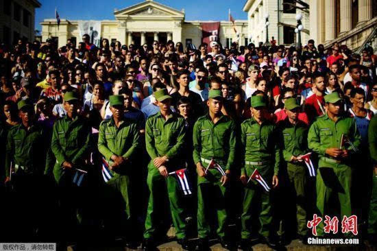 古巴民众游行 纪念古巴革命武装力量成立60周