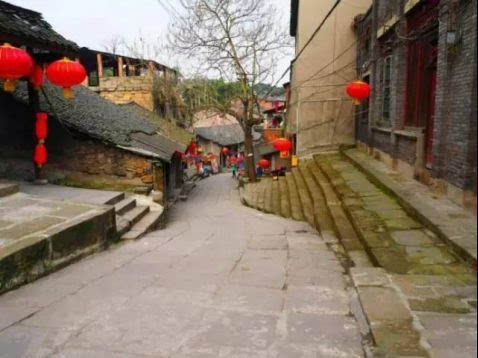 椒园村位于九龙坡区的走马镇内,走马是一个知名的文化古镇,清朝时期就