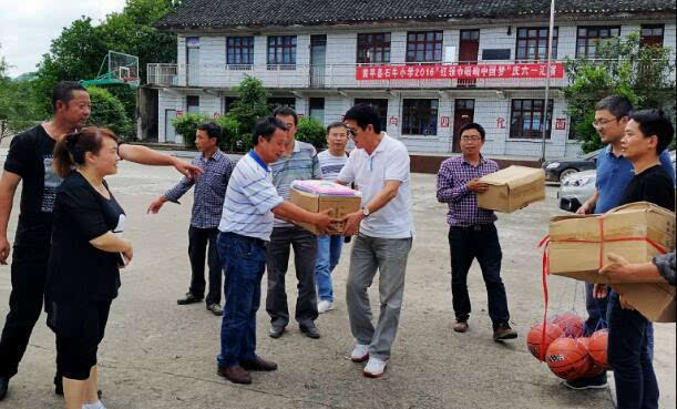 贵州省水投公司董事长金康明(右四)率领驻黄帮扶队到旧州走访石牛小学