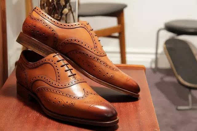 brogue:半布洛克皮鞋,这类brogue会去掉鞋头的翼纹装饰, 比全布洛克鞋