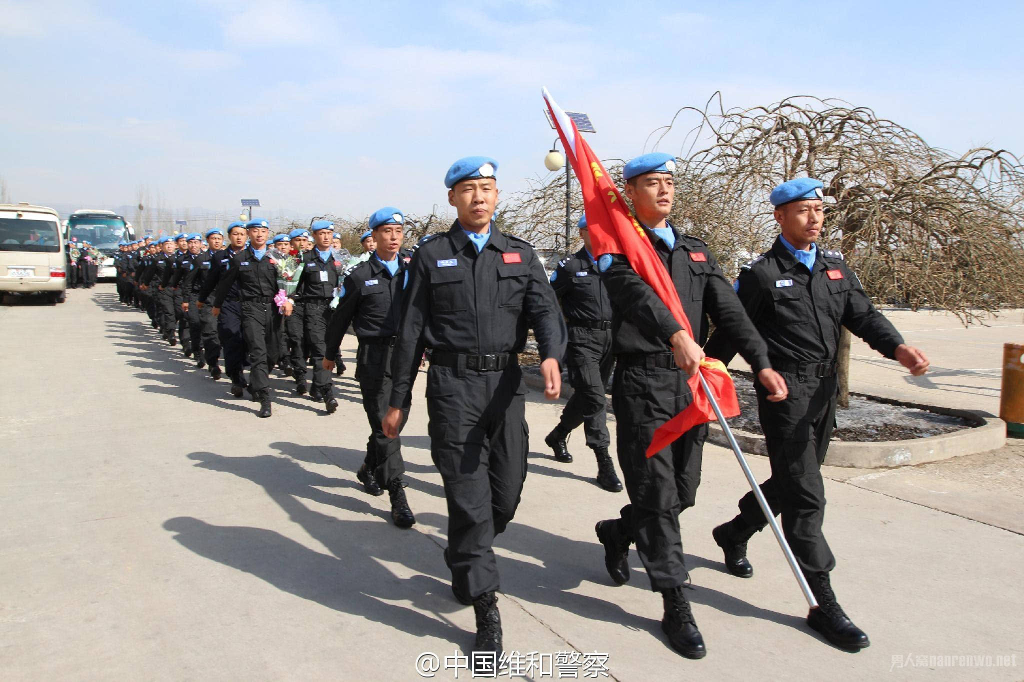 中国维和警察回国 与新婚妻子这一吻足足等了一年