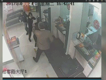 蒙面男子持枪企图抢劫银行50万 行长保安合力擒贼