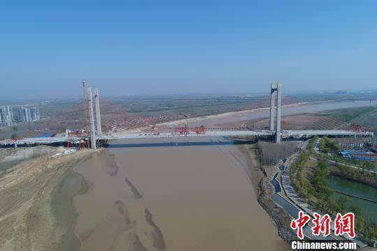 中国黄河单跨最大斜拉桥#34;济齐黄河公路大桥#34;合龙