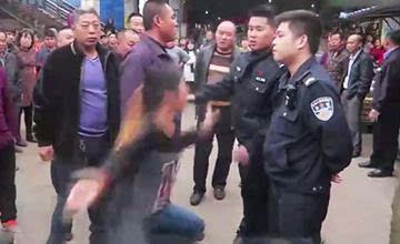 帮丈夫出头打警察 民警在调解时被女子打伤