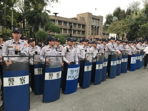 累觉不爱!台湾老警察上街了