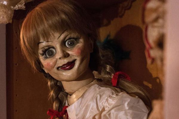 从片名来看,影片似乎是第一部电影的前史,讲述恐怖娃娃的来历.