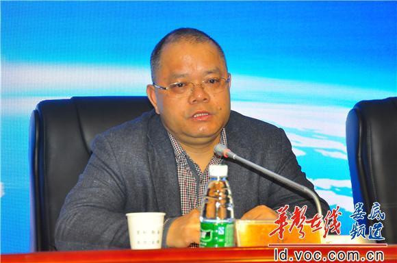 娄底市委宣传部副部长袁华荣主持新闻发布会.