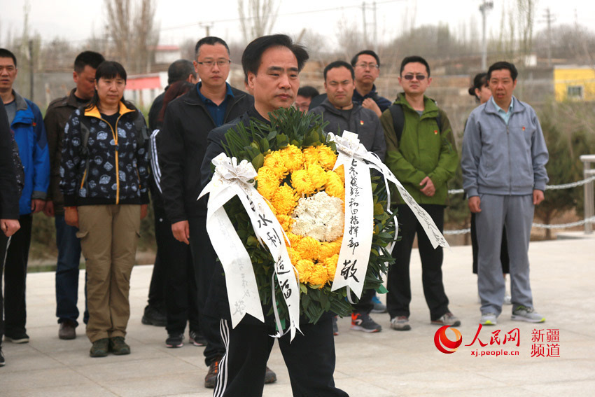 北京援疆干部祭扫和田"水神"王蔚(组图)