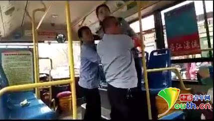 西安公交售票员打骂乘客公司:实习乘务员,不予录用