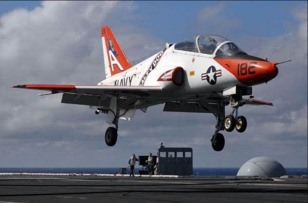 美海军回应教官拒飞t-45教练机事件:该机型停飞