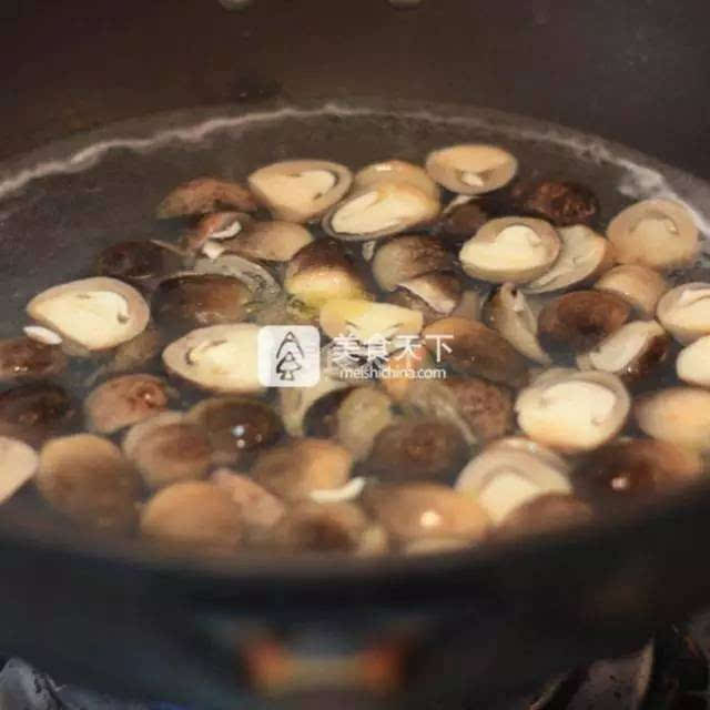3,锅里烧水,水开后放一点橄榄油,将草菇倒入焯水1分钟.