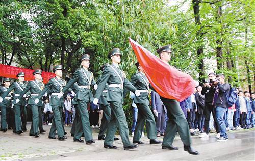 重庆高校举行"千万市民升国旗"活动