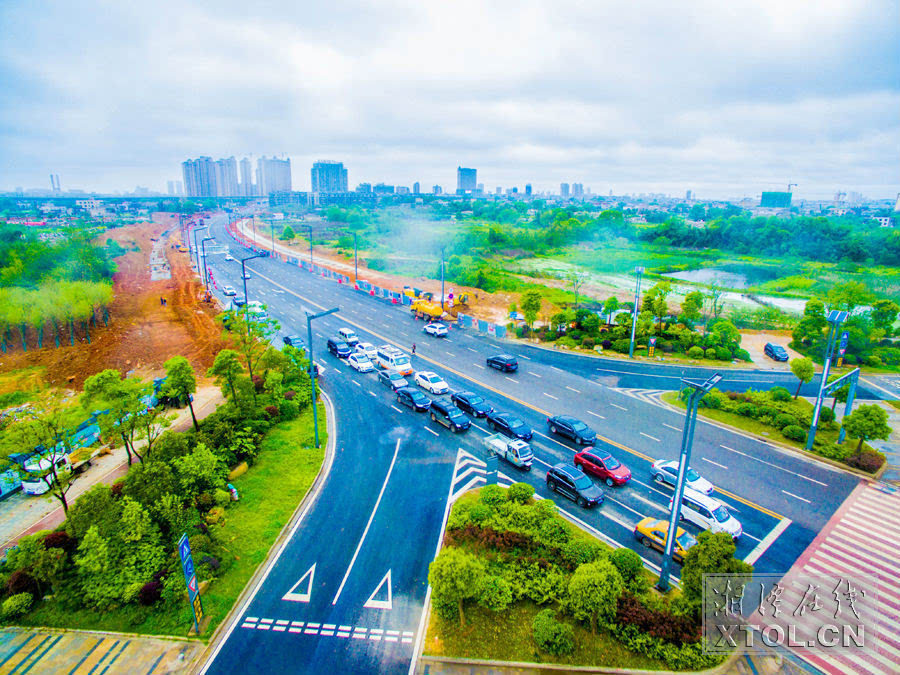 武慧 通讯员 赵旺 4月12日,湘潭熙春北路铁路桥往北二环方向的道路一