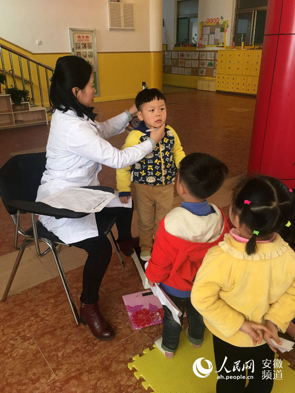 据了解,为确保幼儿健康成长和疾病预防提供有效的依据,合肥市长江路幼儿园除了组织幼儿进行每年两次的免费体检外,还通过幼儿园健康教育活动、健康宣传栏、家园联系栏、向家长分发分发宣传资料等多种形式,做好幼儿健康保健宣传教育,为幼儿健康护航。(刘萍丹 阮迎春)
