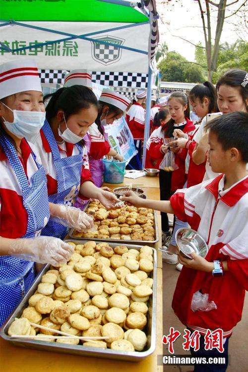 广西小学生叫卖自制壮乡小吃 校园变"美食广场"