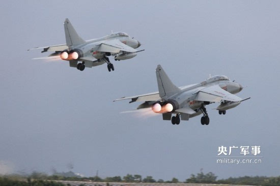 南海舰队大批飞豹战机玩 大象漫步