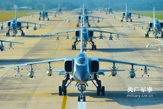 南海舰队大批飞豹战机玩 大象漫步