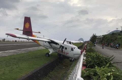 台湾客机冲出跑道 飞机一侧就是大海后果不堪设想