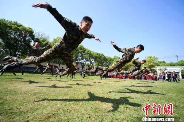 武警新余支队官兵向水西镇逸夫小学的学生传授擒敌拳.周亮摄