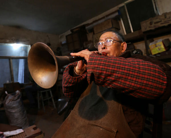 深港娱乐 论坛热点 美国一药剂师故意破坏500多剂新冠疫苗"唢呐,唢呐