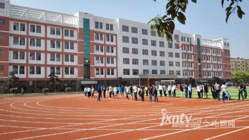 高安四中:塑胶运动场竣工 学校建设上台阶