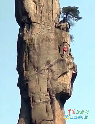 三驴友用绳索攀爬三清山巨蟒峰图