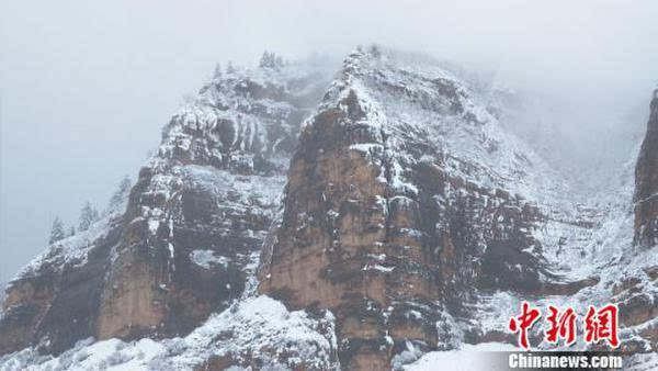 甘肃祁连山雪后云雾缥缈