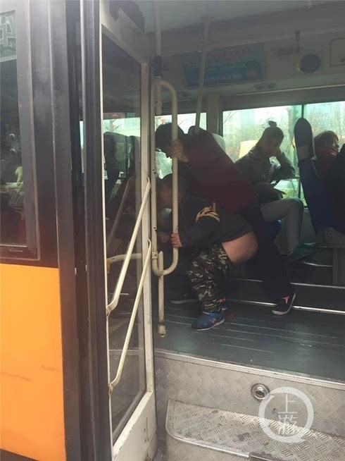 男子每天带儿子到公交车上大便 粪便排到后门门口