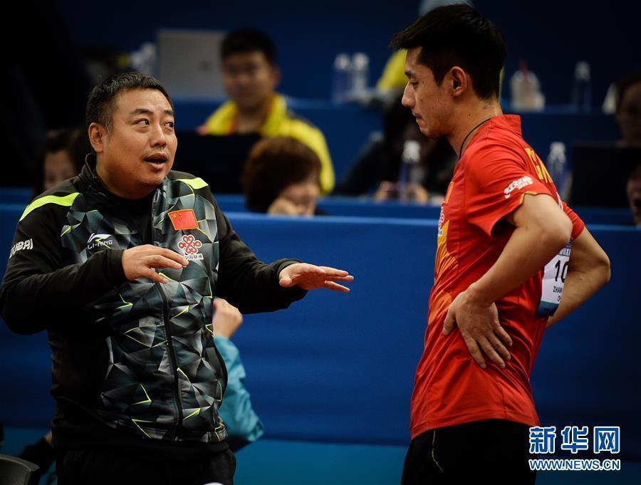 第23届亚洲乒乓球锦标赛,刘国梁在场边指导张继科.新华社记者陶希夷摄
