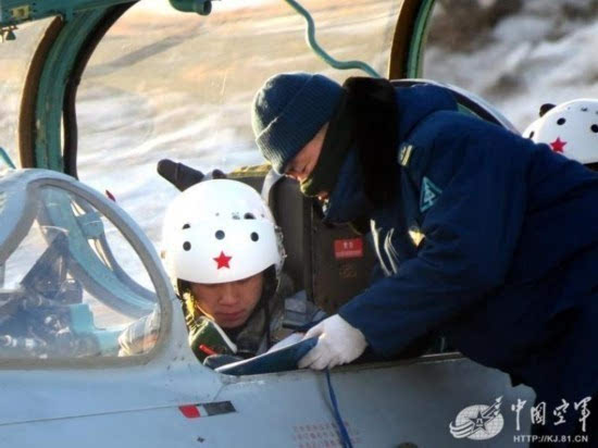 看解放军空军地勤人员如何维护歼-7战机