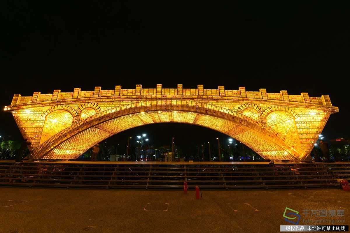 北京奥森“丝路金桥”亮灯,琥珀色好美